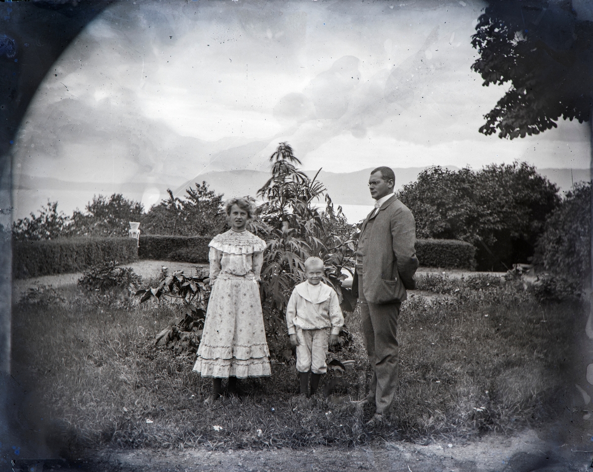 Søsknene Martha Louise Hoel (1892-1988) og Jacob Hoel (1899-1997) sammen med sin far Thorleif Hoel i hagen på Hovinsholm.