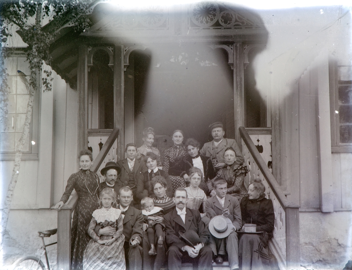 På inngangstrappen til hovedbygningen på Hovinsholm i 1899. 
Bak fra venstre: ukjent, Albertine Hoel og Jacob Hoel.
Nest bakerst: Søsknene Jacob Albert Hoel, Sigrid Pauline Hoel og Ragnhild Marie Hoel, Anna Møller, søster av Albertine Hoel.
Foran: Stående Marie Kobberstad, g.m. Thorleif Hoel, sittende: Jens Steen gift med Ragnhild Marie Hoel, Martha Louise Hoel og far Thorleif Hoel, Anna Hoel med Reidar Ramm Boe, Fredrik Ingier, Bergljot Rogneby, Trygve Ramm Hoel, Agnes Olsen.