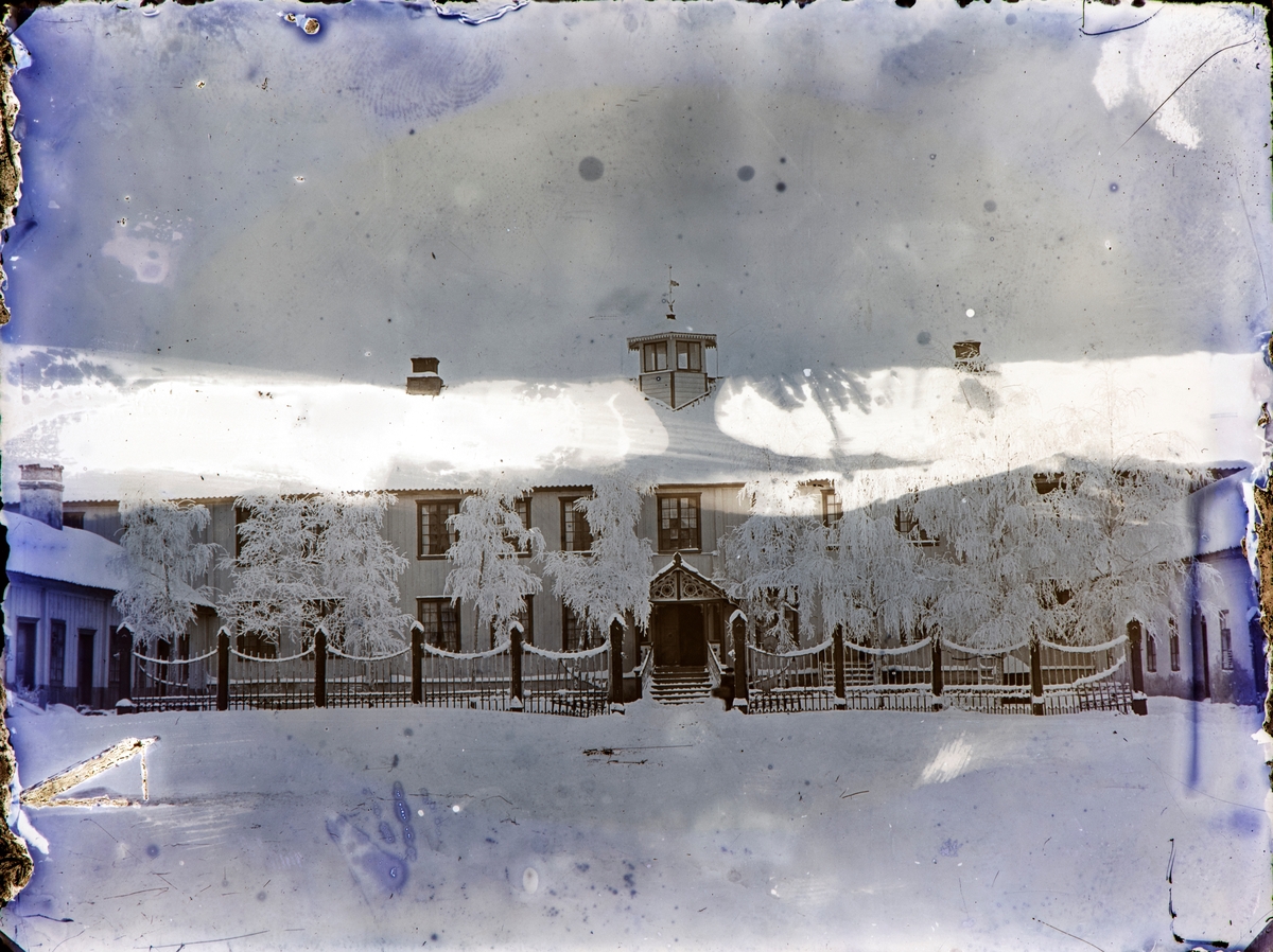 Hovedhuset på Hovinsholm gård, vinter og snø.