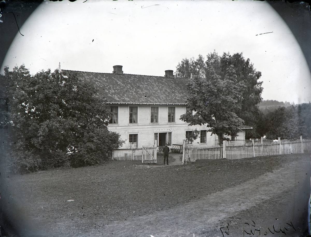 Hovedhuset på Kjelsrud gård i 1887. Året Georg Hoel og Emma Thommesen flyttet til Kristiania med de 8 barna.
