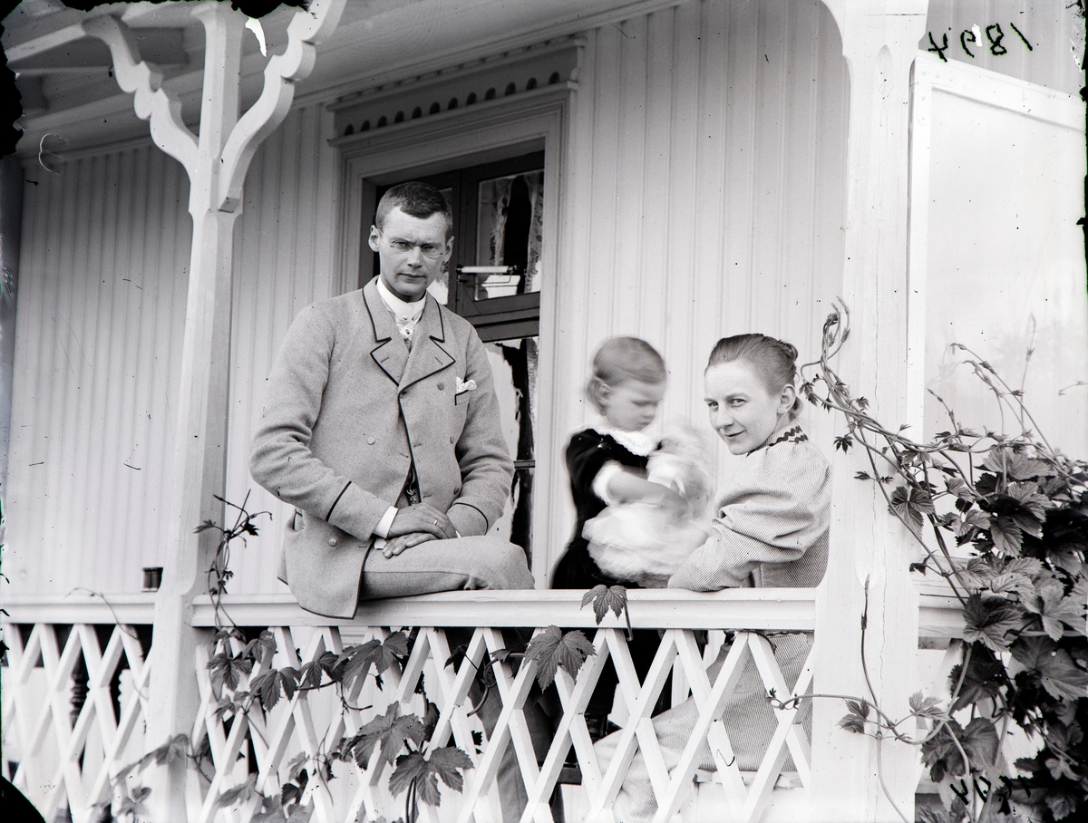 Thorleif Hoel og Marie Kobberstad med datteren Martha Louise Hoel ute på verandaen på Roan, Kapp.
