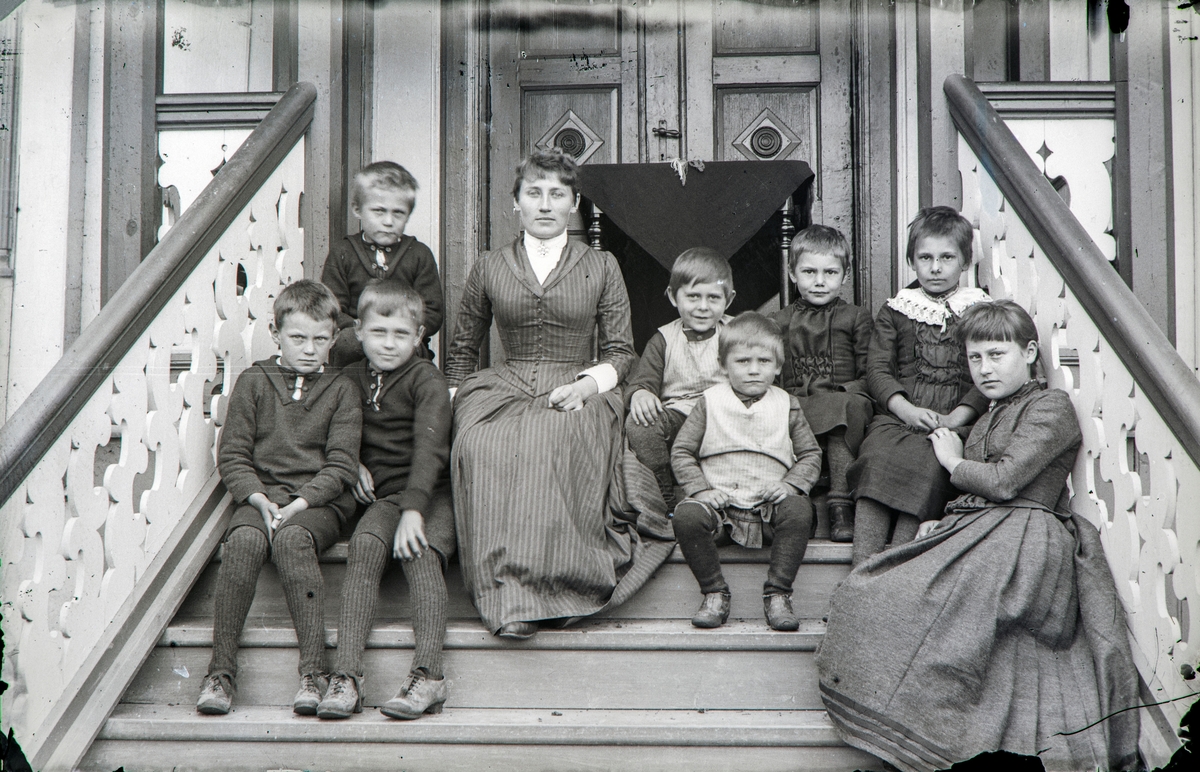 Fra hovedinngangen på Hovinsholm 1886. Året etter flytter Georg Hoel og Emma Thommesen fra Kjelsrud til Kristiania med sine åtte barn.
Fra venstre: Helge Ramm Hoel (f.1876), Bak: Trygve Ramm Hoel (f.1879), foran: Alf Ramm Hoel (f.1877), guvernante på Kjelsrud, frk. Vetlesen, (ev. Rasch el. Svarstad) Albert Jacob Hoel (f.1882), med søsknene Gustav Hoel (f. 1884), Sigrid Pauline Hoel (f.1880), Ragnhild Marie Hoel (f.1877) og kusine Karen Louise Ramm Hoel på Kjelsrud (f.1872)