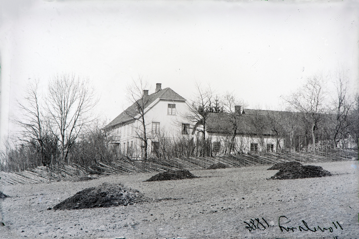 Hovedbygningen på Hovelsrud gård, 1886.
