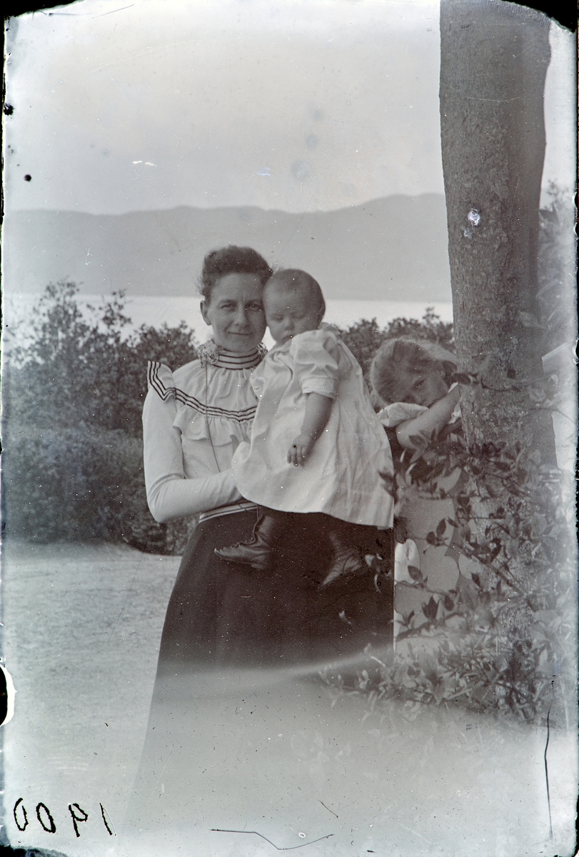 Marie Kobberstad med sønnen Jacob Hoel og datteren Thora Hoel i hagen på Hovinsholm i 1900.