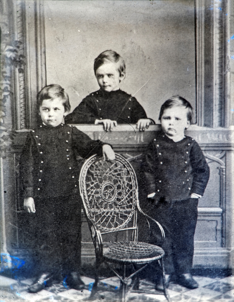 De tre eldste barna til Albertine og Jacob Hoel: Johan Christian Hoel (f.1866), Thorleif Hoel (f.1865) og Jørgen Eilert Hoel (f.1868).