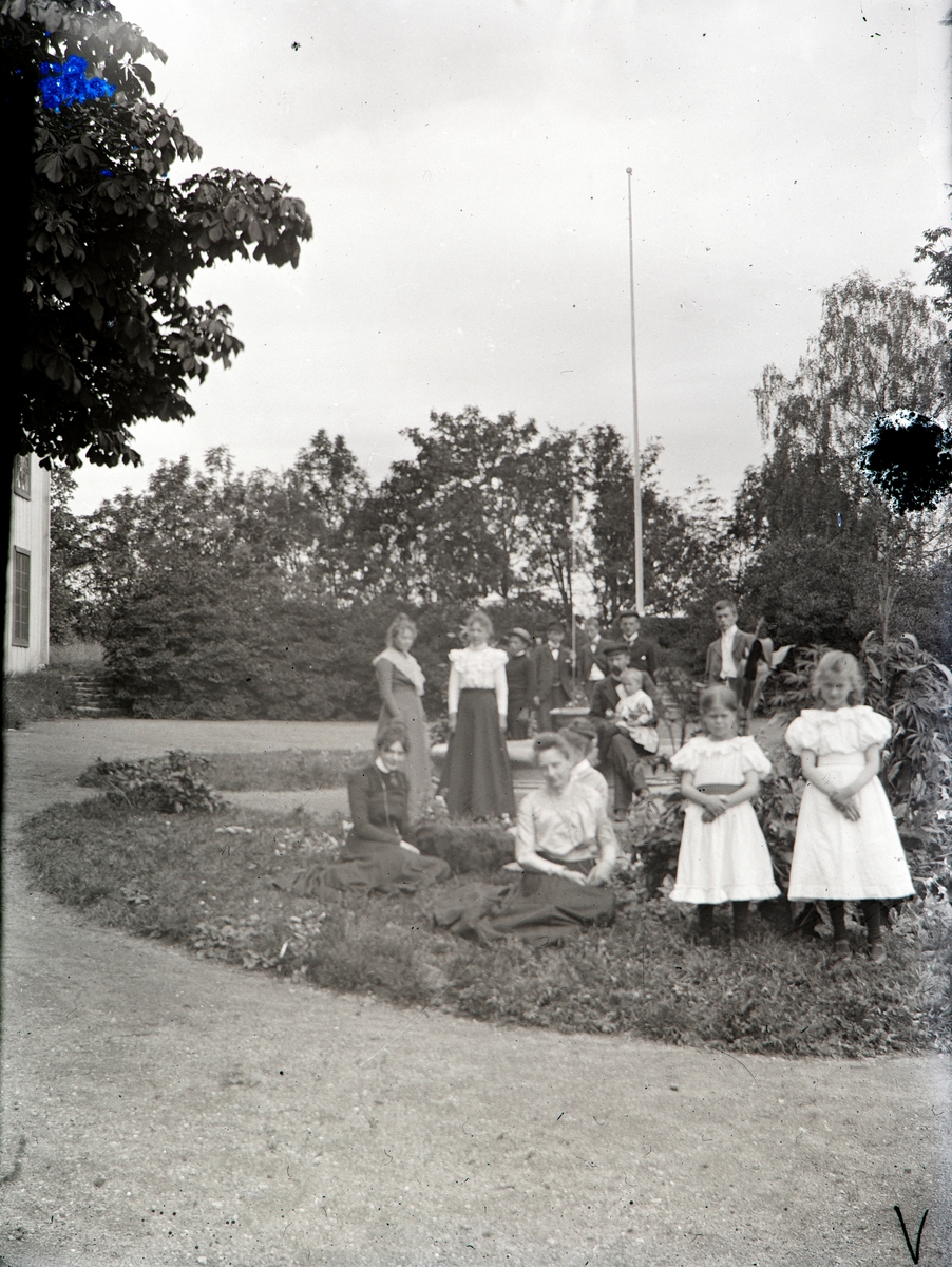 Fra hagen på Hovinsholm. Fra venstre foran: Ragnhild Marie Hoel, Marie Kobberstad, gift Hoel, ukjent, Thora Hoel og Martha Hoel.
Trygve Ramm Hoel bak til høyre, ellers ukjent.