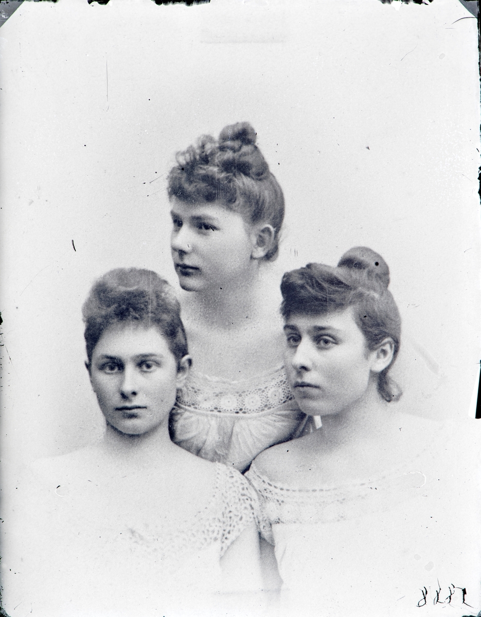 3 damer, jenter. Louise Hoel (f.1870), ukjent, og søsteren Anna Hoel (f.1872)