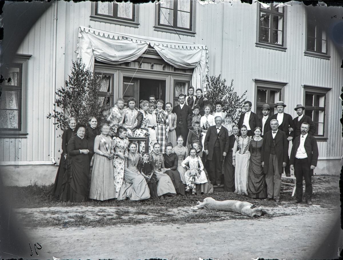 Bilde fra bryllupet til Marie Kobberstad og Thorleif Hoel på Kobberstad 23.6.1891
Fra v. 1. rekke: 4 ukjente, Bergljot Rogneby (f.1883), 3 ukjente, Ragnhild Marie Hoel (f.1877), ukjent, Johannes Rogneby (f.1808) og kona Inger Marie Gran, Albertine, brudens foreldre Marthe Slagsvold og Ole Kobberstad, Adolf Rogneby
Annen rekke fra v.: 3 ukjente, Anna Hoel, 3 ukjente, Ragna Rogneby, brudeparet Marie Kobberstad og Thorleif Hoel, søster Louise og antakelig kusine Karen Louise Ramm Hoel, Jonne Hoel med Sigrid Pauline Hoel foran seg, 6 ukjente og Johan Christian Hoel.