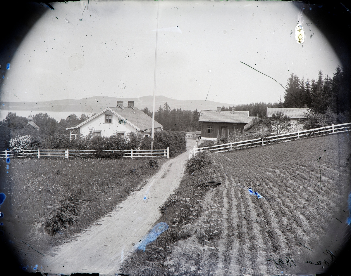 Roan på Kapp. Og det gamle hovedbygningen på Roan. Til venstre i bakgrunnen skimtes klokketårnet på skrivergården Undelsløs. I hele bakgrunnen sees Helgøya.