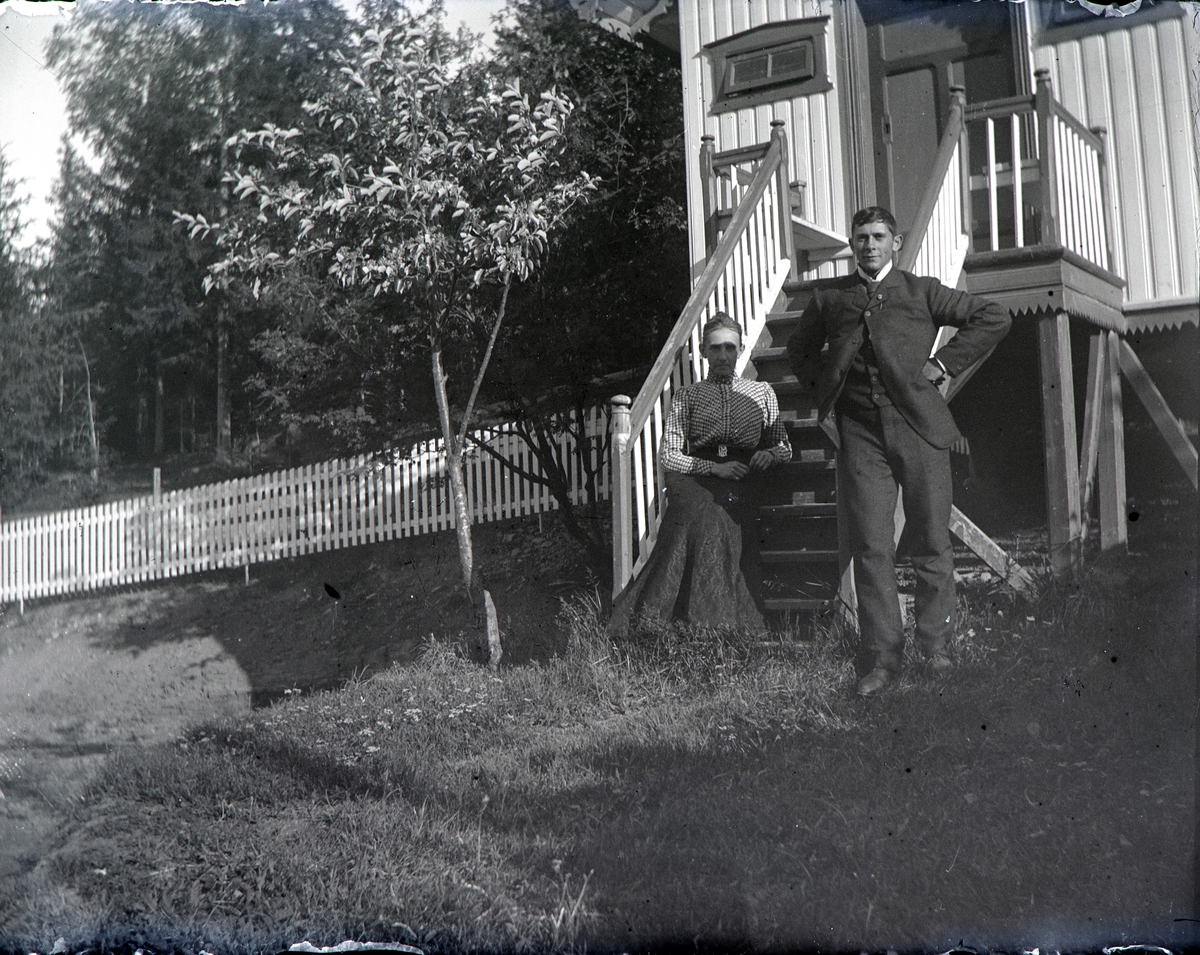 Ukjent kvinne og Jacob Albert Hoel foran stabburet på Roan, Kapp.