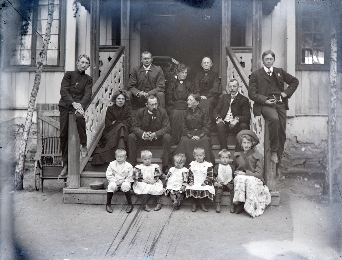 Fra Inngangspartiet på Hovinsholm: 
Bak fra v.: Thorleif Hoel, Agnes Olsen, g.m. Johan Christian Hoel, Marie Thommesen, 
Midt i trappen: Ukjent på gelenderet, Ukjent, Johan Chr. Hoel, Marie Møller, Ukjent, på gelenderet: Gustav Hoel.
Nederst: Jacob Hoel, de fire barna til Agnes og Johan Chr. Hoel: Randi Hoel, Lucy Hoel, Astrid Hoel og Arne Hoel, Martha Louise Hoel.