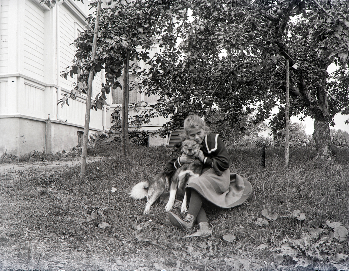 Thora Hoel koser på en hund, Roan, Kapp
