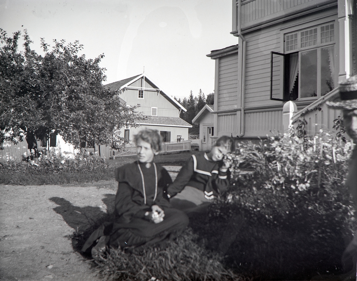 Martha Louise Hoel og Thora Hoel hjemme i hagen på Roan, Kapp.