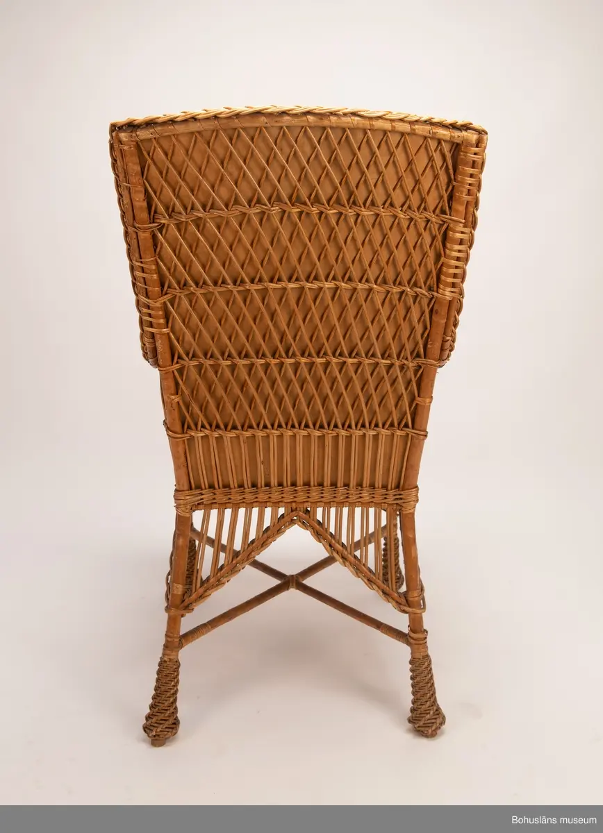 Ur handskrivna katalogen 1957-1958:
Korgstol
H. 117; Br. 59 cm; sits, ryggstöd och armstöd är på "insidan" klädda m. blå, mönstrad plysch. Hel. 
Enligt Brander [Evert Brander, vaktmästare på Uddevalla museum under 1940- och 1950-talen] gjord för Oskar II till Uddevalla - Lelångebanans invigning.