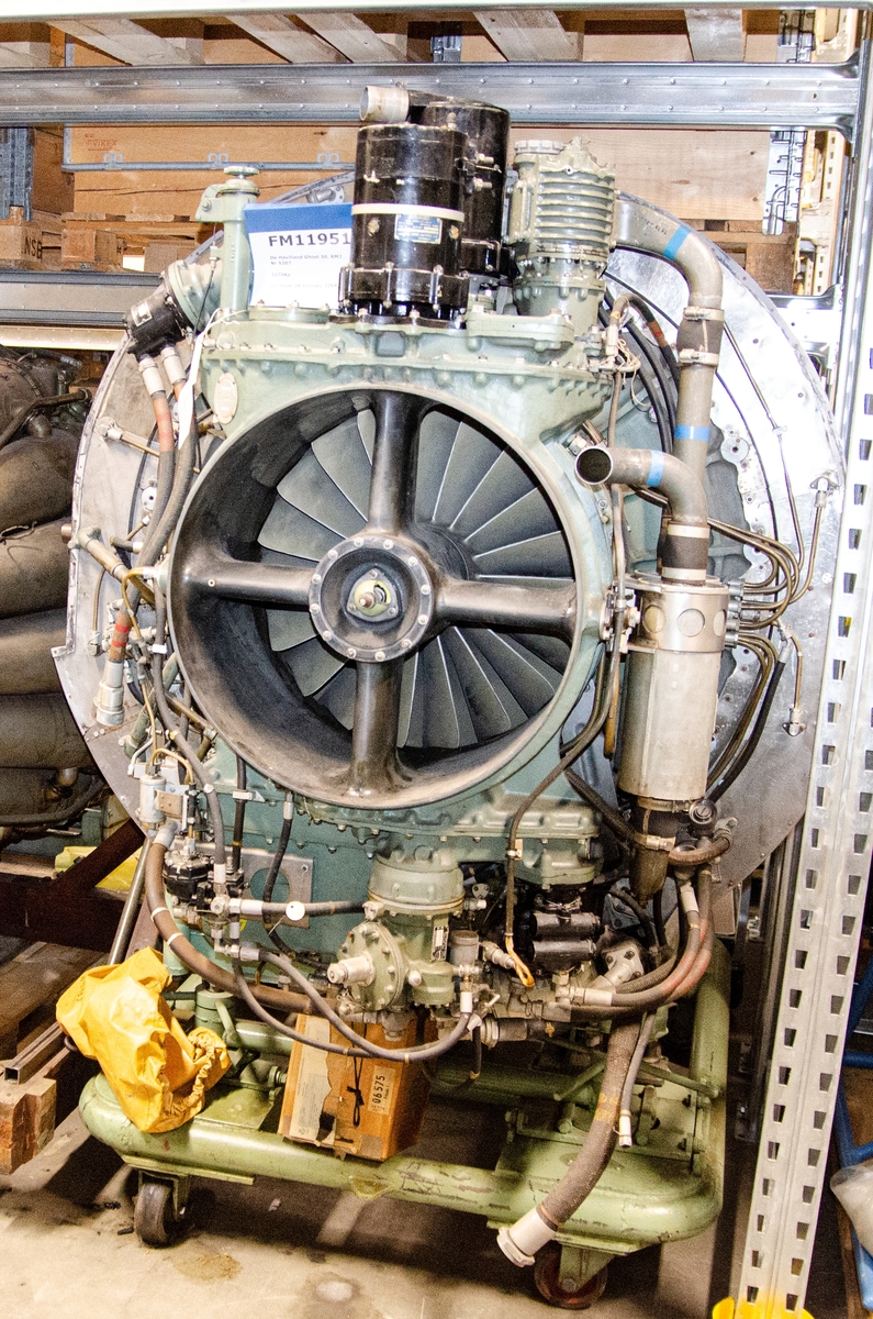 Flygmotor RM 2.  Motorn placerad i monteringsvagn på hjul. För flygplan J29A, J 29B, J 29E, och S 29C

Motorn försedd med bl annat : Startapparat nr: 592. Kabinkompressor serial no: 22018. Generator Bränslepump nr: 1350. Hydralpump: 772. Manöverlåda nr: 1120.