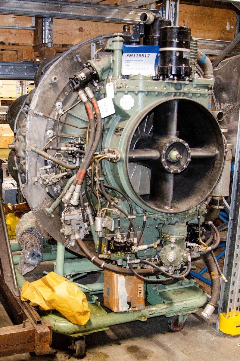 Flygmotor RM 2.  Motorn placerad i monteringsvagn på hjul. För flygplan J29A, J 29B, J 29E, och S 29C

Motorn försedd med bl annat : Startapparat nr: 592. Kabinkompressor serial no: 22018. Generator Bränslepump nr: 1350. Hydralpump: 772. Manöverlåda nr: 1120.