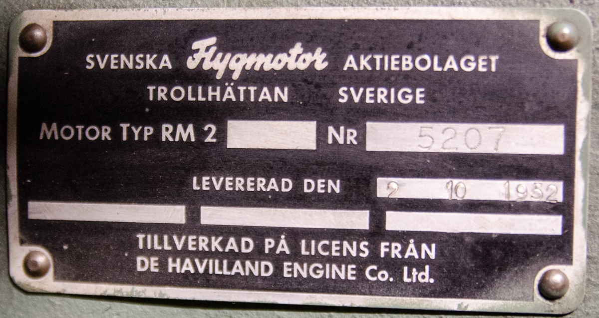 Flygmotor RM 2.  Motorn placerad i monteringsvagn på hjul. För flygplan J29A, J 29B, J 29E, och S 29C

Motorn försedd med bl annat : Startapparat nr: 592. Kabinkompressor serial no: 22018. Generator Bränslepump nr: 1350. Hydralpump: 772. Manöverlåda nr: 1120.
