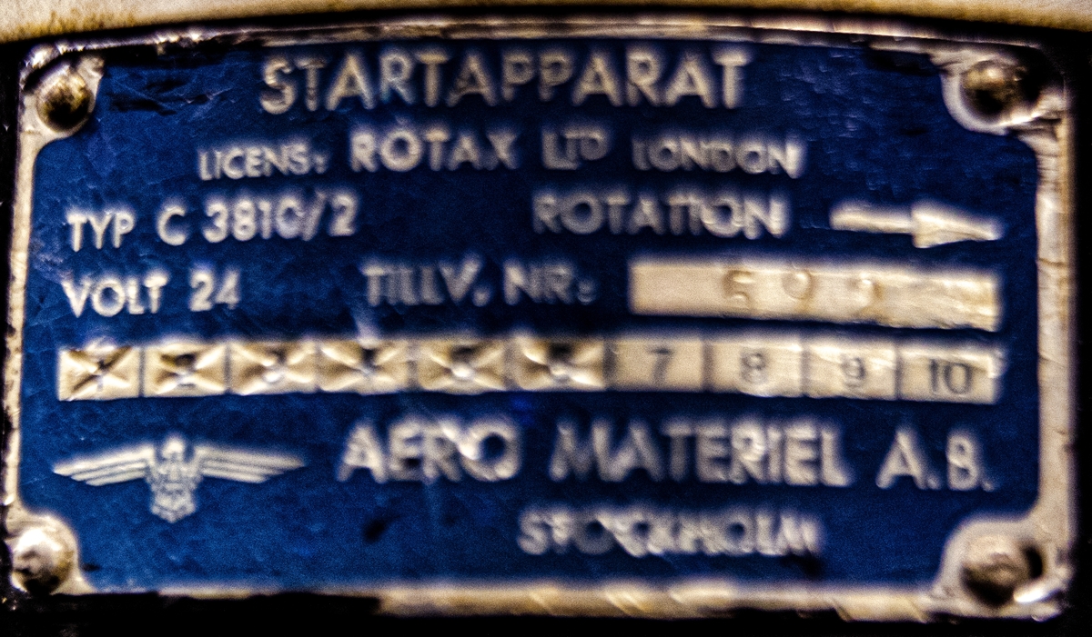 Flygmotor RM 2.  Motorn placerad i monteringsvagn på hjul. För flygplan J29A, J 29B, J 29E, och S 29C

Motorn försedd med bl annat : Startapparat nr: 592. Kabinkompressor serial no: 22018. Generator Bränslepump nr: 1350. Hydralpump: 772. Manöverlåda nr: 1120.
