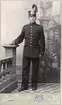Kabinettsfotografi av en okänd ung man i militär uniform.