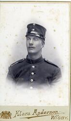 Kabinettsfotografi av en okänd man i militär uniform.