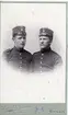 Kabinettsfotografi av två okända unga män i militär uniform.