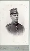 Kabinettsfotografi av en okänd ung man i militär uniform.