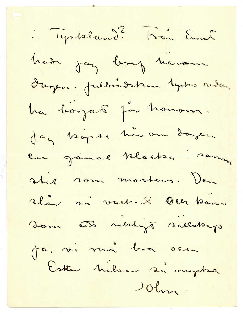 Brev 1911-06 från John Bauer till Ernst Bauer, bestående av fyra sidor skrivna på fram- och baksidan av ett vikt pappersark. Huvudsaklig skrift handskriven med svart bläck. 
.
BREVAVSKRIFT:
[Sida 1]
Lidingö-Brevik 21 nov.
1913
.
Kära Pappa och Mamma
.
Nu ä vå utställning
slut. Det var väl kort
tid, men affärerna ha
gått bra ihop. På 10 års
tid ha inte den utställnings
lokalen varit så mycke
besökt (på så kort tid.)
.
[Sida 2]
Vi ha sålt för omkr.
2.000 kr hvar. ------
[understruket] Nationalmuseum har åter
köpt 2 saker af mej.
för sina sista pängar 
detta året.
Nu håller jag på
med skisserna till
vigselrumet i rådhuset.
Jag får gno på riktigt
.
[Sida 3]
om jag skall hinna.
Sista inlämningsdagen
är om lördag i nästa
vecka. 
Annars må vi bra
Vår nya jungfru är
naturligtvis ännu så-
länge utmärkt och
präktig
Hur länge stannar
Hjalmar
.
[Sida 4]
i Tyskland? Från Ernst
hade jag bref härom
dagen. Julbrådskan tycks redan
ha börjat för honom.
Jag köpte här om dagen
en gamal klocka i samma
stil som mosters. Den
slår så vackert [överstruken bokstav] och käns
som ett riktigt sällskap
Ja, vi må bra och
Esther hälsar så mycke
John.  
.
[Längs sidan av sidan 3]
Tala om om vi inte läst utställningsrecentionerna
Så ska jag sända de klipp jag har.