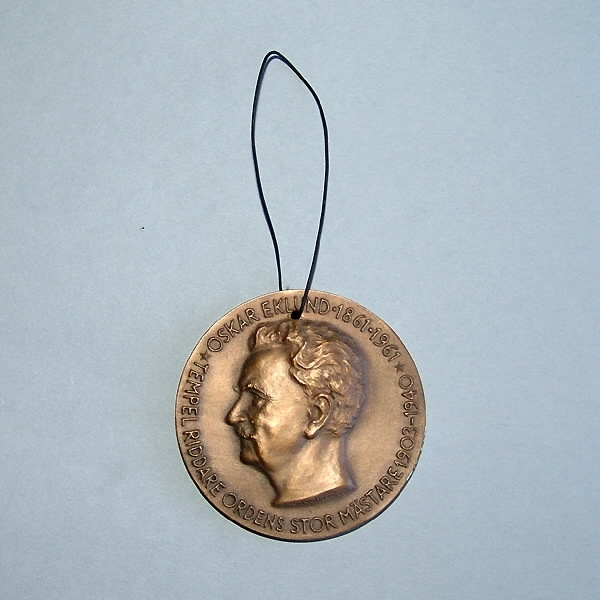 Rund bronsmedalj. Diameter 5,7 cm.Porträttrelief av Oskar Eklund (1861 - 1931). Tempelriddareordens stormästare 1903-1940.
