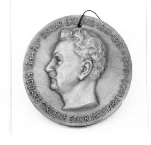 Rund bronsmedalj. Diameter 5,7 cm.Porträttrelief av Oskar Eklund (1861 - 1931). Tempelriddareordens stormästare 1903-1940.