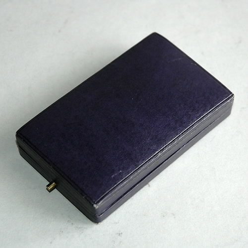 Bronsmedalj med förvaringsask av papp. a) Medalj av brons. Märkt på framsidan: "Gustav VI Adolf Sveriges Konung". Samt profil av huvudet. Baksidan märkt: "Sveriges hantverks- och småindustri organisation. J. Carlsson 1954". Blått sidenband med säkerhetsnål. Höjd 10 cm. Bredd 4 cm. Tjocklek 0,5 cm. b) Ask som medaljen ligger i. Blå, av papp med blå sammet på insidan. Diameter b):100 mm. Bredd b): 60 mm. Höjd b): 20 mm.