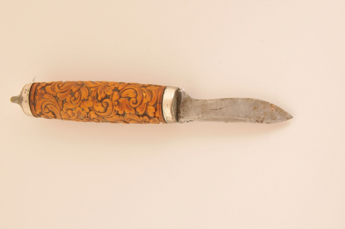 Kniv med roseskurd, sylvholk i topp og botn. Smidd blad. Slitt og med skade.