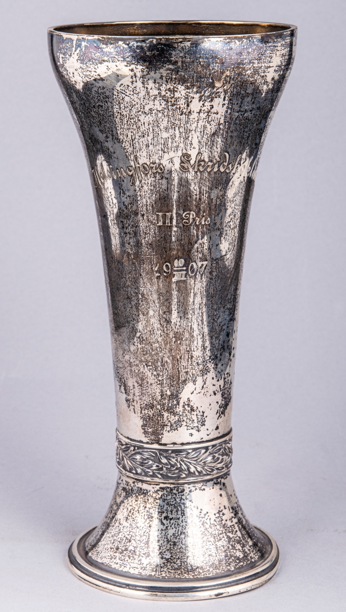 Pokal, utländskt silver. Inskription: Helsingfors skridskoklubb II pris. 12/3 1907. 
Medalj, se GM 12995