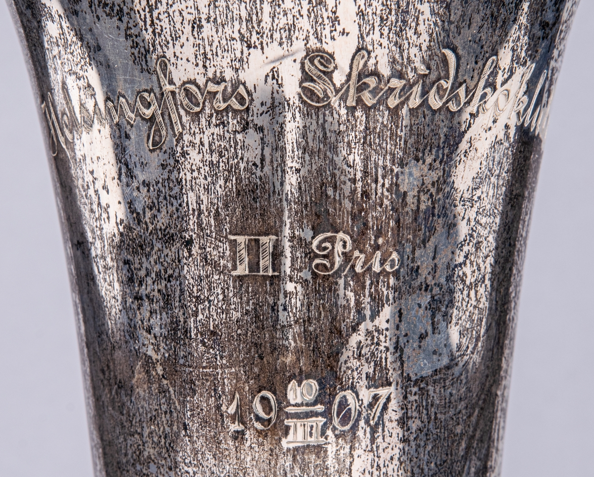 Pokal, utländskt silver. Inskription: Helsingfors skridskoklubb II pris. 12/3 1907. 
Medalj, se GM 12995