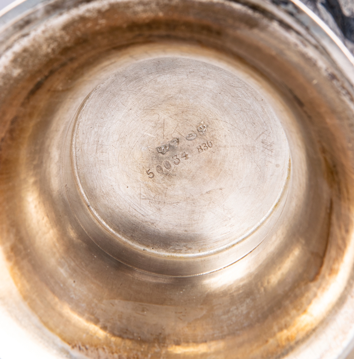 Pokal, utländskt silver. Inskription: Helsingfors skridskoklubb II pris. 12/3 1907. 
Medalj, se GM 12995