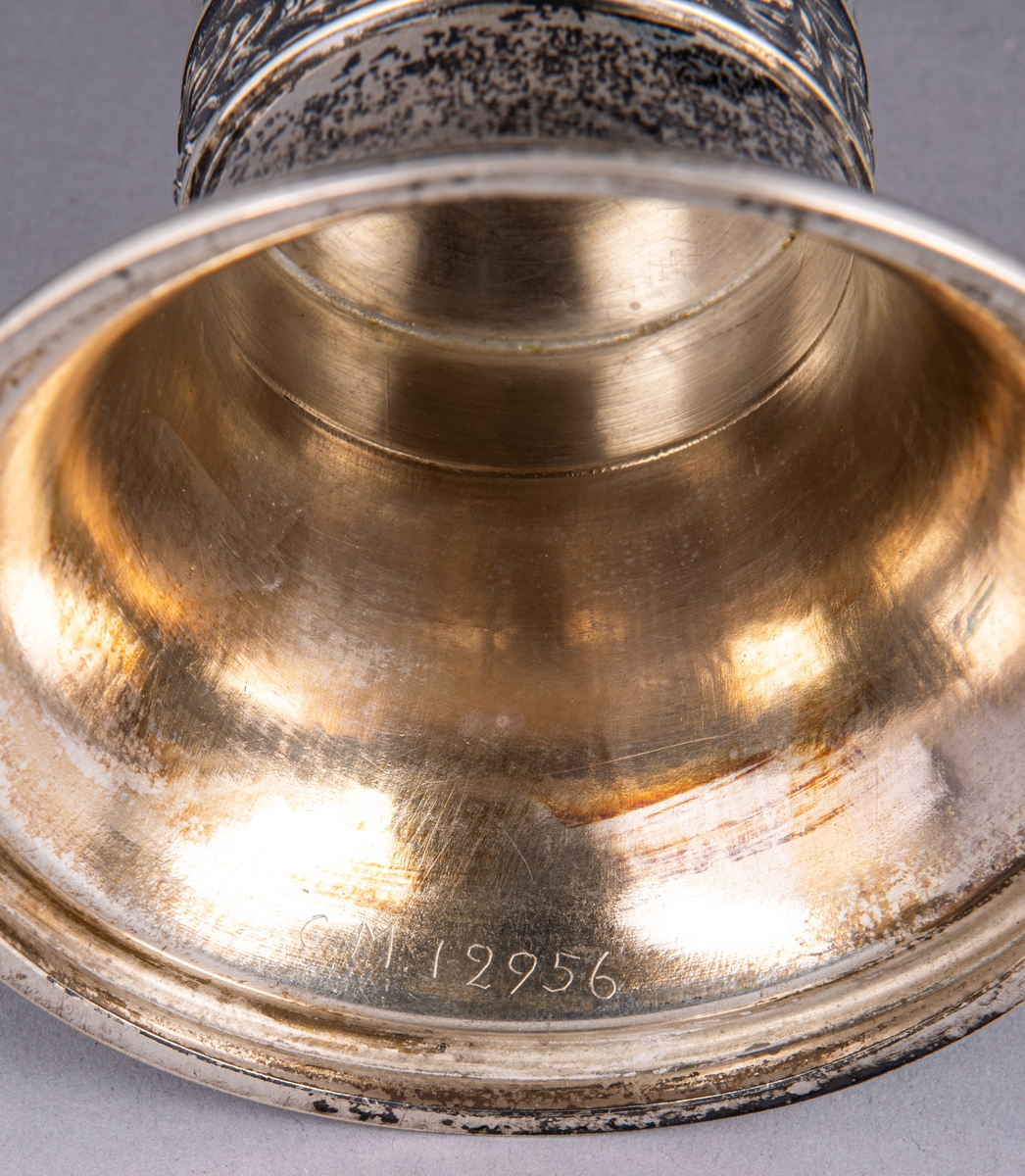Pokal, utländskt silver. Inskription: Helsingfors skridskoklubb II pris. 12/3 1907. 
Medalj, se GM 12995