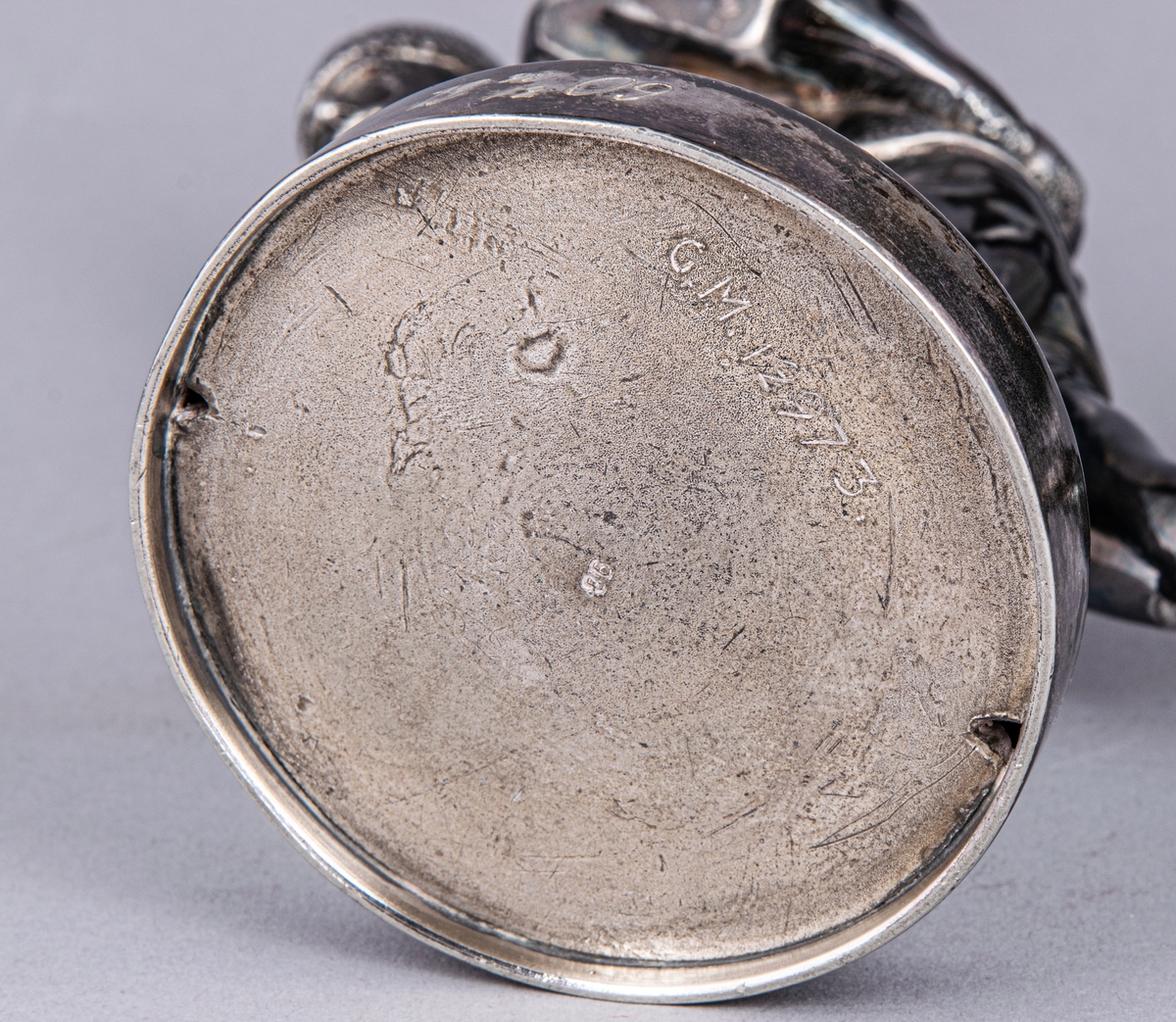 Statyett i nysilver, skridskoåkare. Inskription: IFK Köping. 28/2 1909.