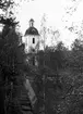 Högsjö kyrka, exteriör. Kyrkan invigdes 1789. Byggmästaren var Simon Geting från Sundsvall efter ritningar av Per Hagmansson bosatt i Sundsvall. Bildhuggaren till en del inredning är Pehr Westman från Hemsön. Predikstolen och altaruppsättningen i den nyklassicistiska stilen är Olof Hofréns arbete. Orgel tillverkades av J.G. Ek från Härnösand. Olof Hofrén fick i uppdrag att måla, ornera och förgylla orgelfasaden. Altartavlan föreställande korset på Golgatan är en målning av Sven Linnborg från början av 1900-talet.