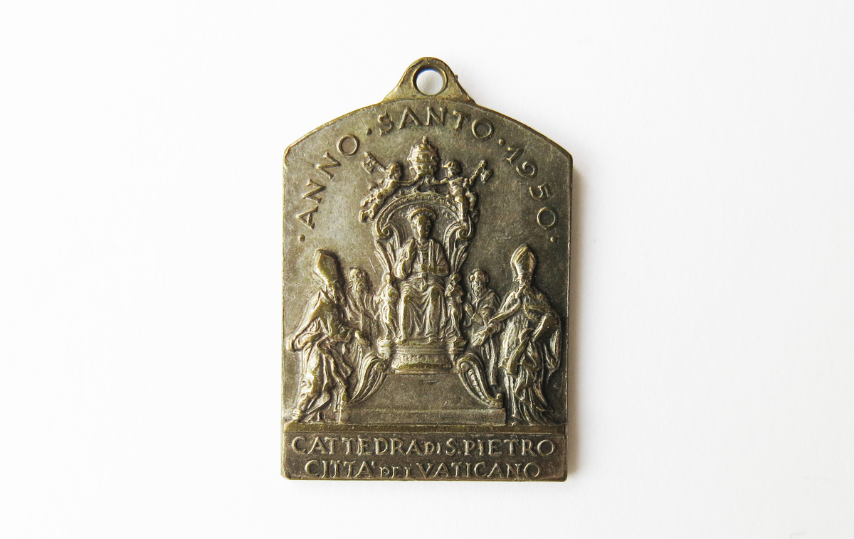 Motiv advers: Pave Pius XII i frontal halvfigur, høyre hevet til velsignelse.

Motiv revers: Peters stol i Peterskirkens kor, flankert av to biskoper.
