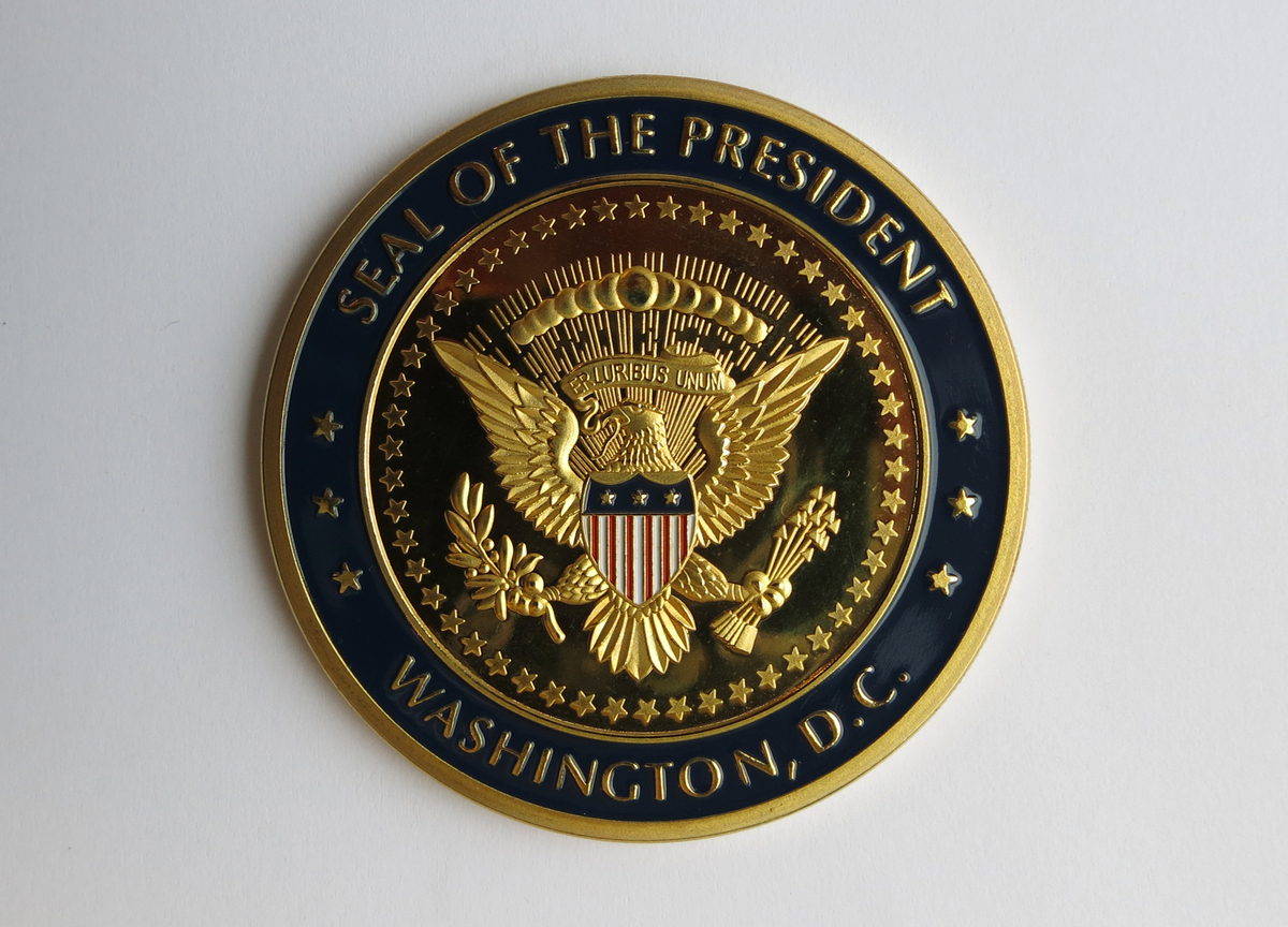 Motiv advers: USAs president Donald trump, portrett i stråleglans.

Motiv revers: Presidentens segl.