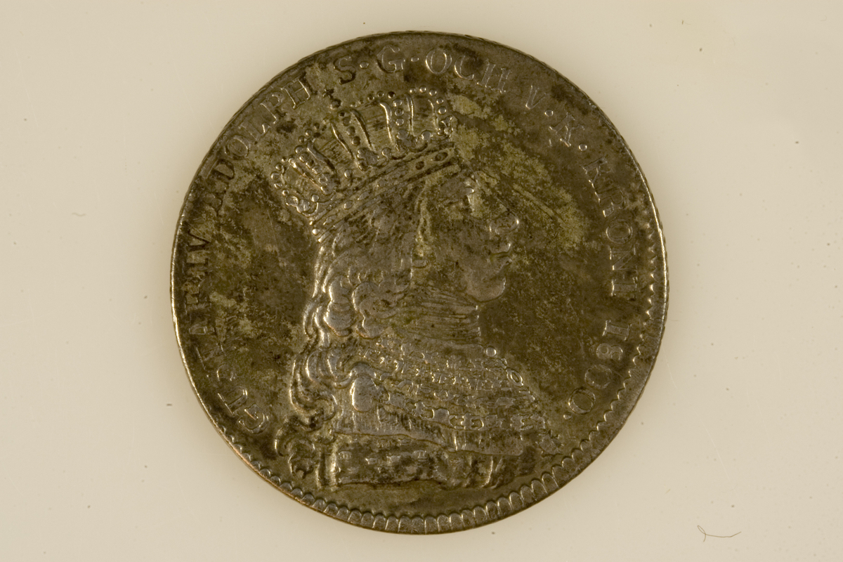 Motiv advers: Kong Gustav IV Adolf av Sverige i kroningsdrakt med de svenske ordenkjedene, kronet byste i profil mot høyre.

Motiv revers: Laurbærkrans om tekst.
