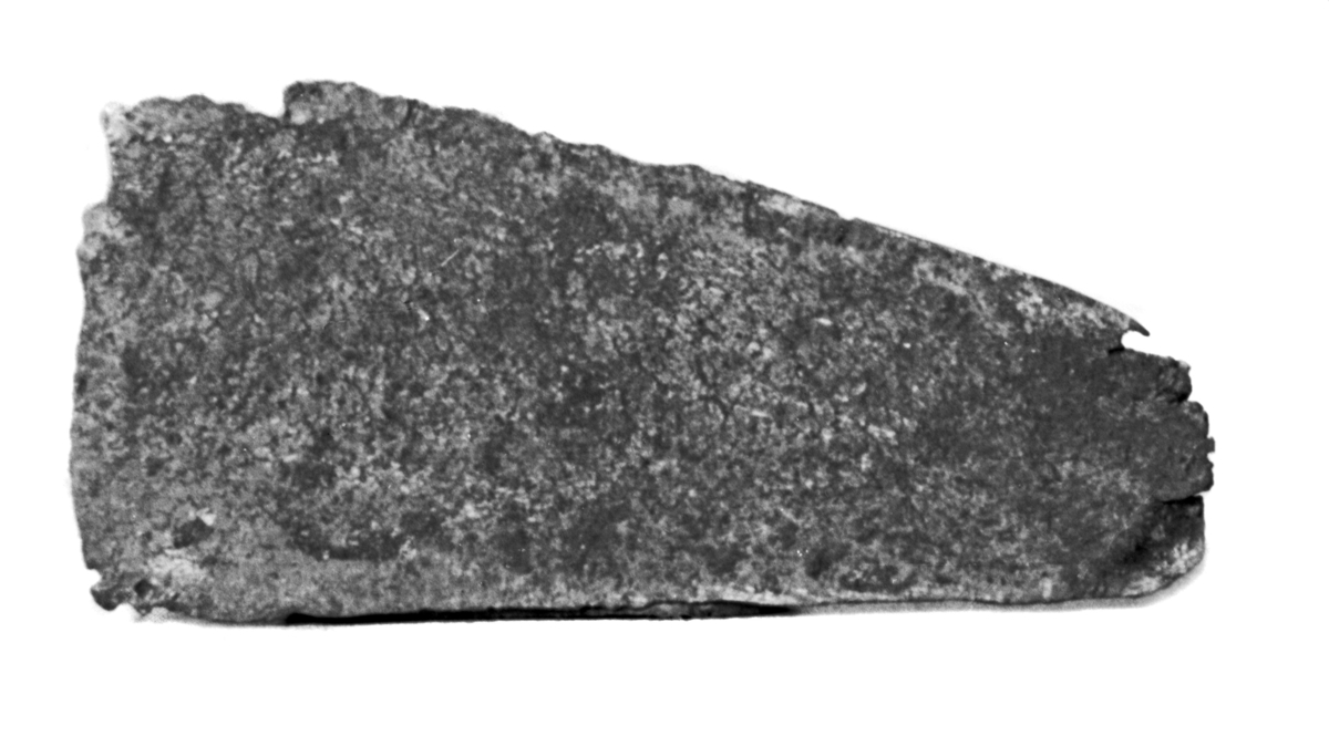 "Knivblad af bronse, tyndt uforsiret, bredest fremtil, ligt de brede rageknive med skraanende eg (f. ex. Müller, Bronsealderen 188), men uden skaft, tvert afskaaret bagtil; kanterne er delvis noget beskadigede, men kniven har i ethvert fald været i denne stand ved nedlæggelsen. L. 6,3, br. fremtil 3, bagtil 1,5 cm. " Barberkniv, Baudou type C1. 