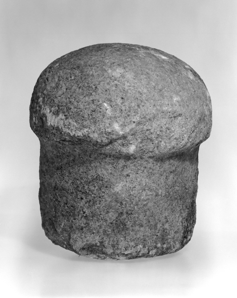 Hellig hvit stein av marmor med meget tydelig fallospreg. 28,5 cm lang, st. bredde 25 cm. Steinen er kløvet på langs, og ca. 1/3 mangler. Funnet på Ulla, gnr. 10, bnr. 6, Haram, Møre og Romsdal, under nydyrking på lokalitet som tidligere var beitemark men nå er åker. Det er overlevering om at det har vært en røys på stedet tidligere. Restene av denne ble fjernet med brøyting. Gave fra Alf Ulla, Haram