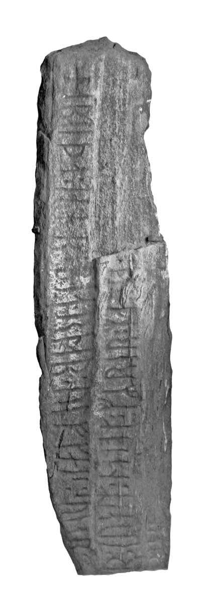 Runestein. St l. 2,27 m, st. br. 0,57 m, st. t. 0,15 m. Innskrift: "Sjelemessedagen for Bjørn Ulvgeirson er to netter før Mariemesse. Stein ......".
