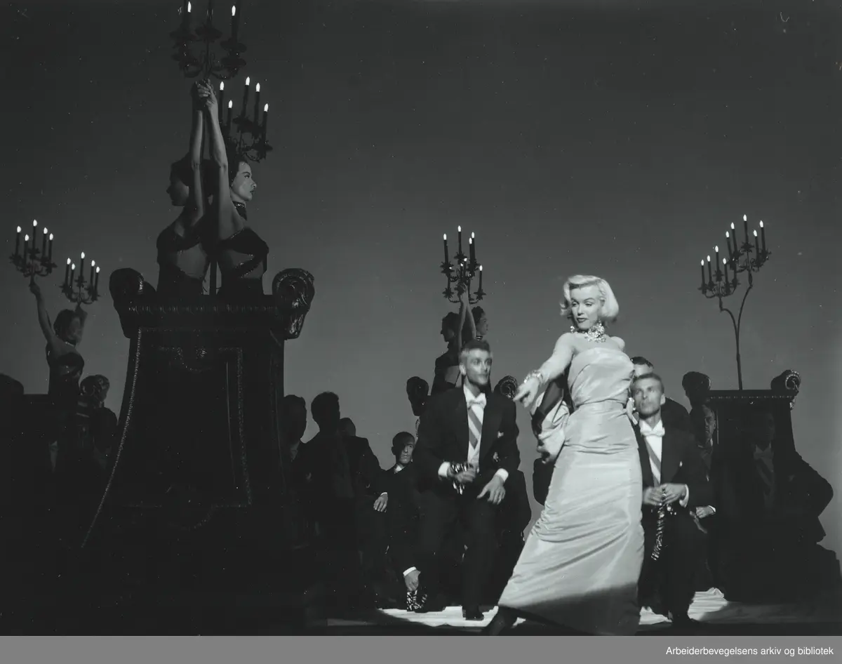 Fra innspillingen av filmen "Gentlemen Prefer Blondes" med Marilyn Monroe i rollen som Lorelei Lee. Arbeidermagasinet/Magasinet for Alle. 1953