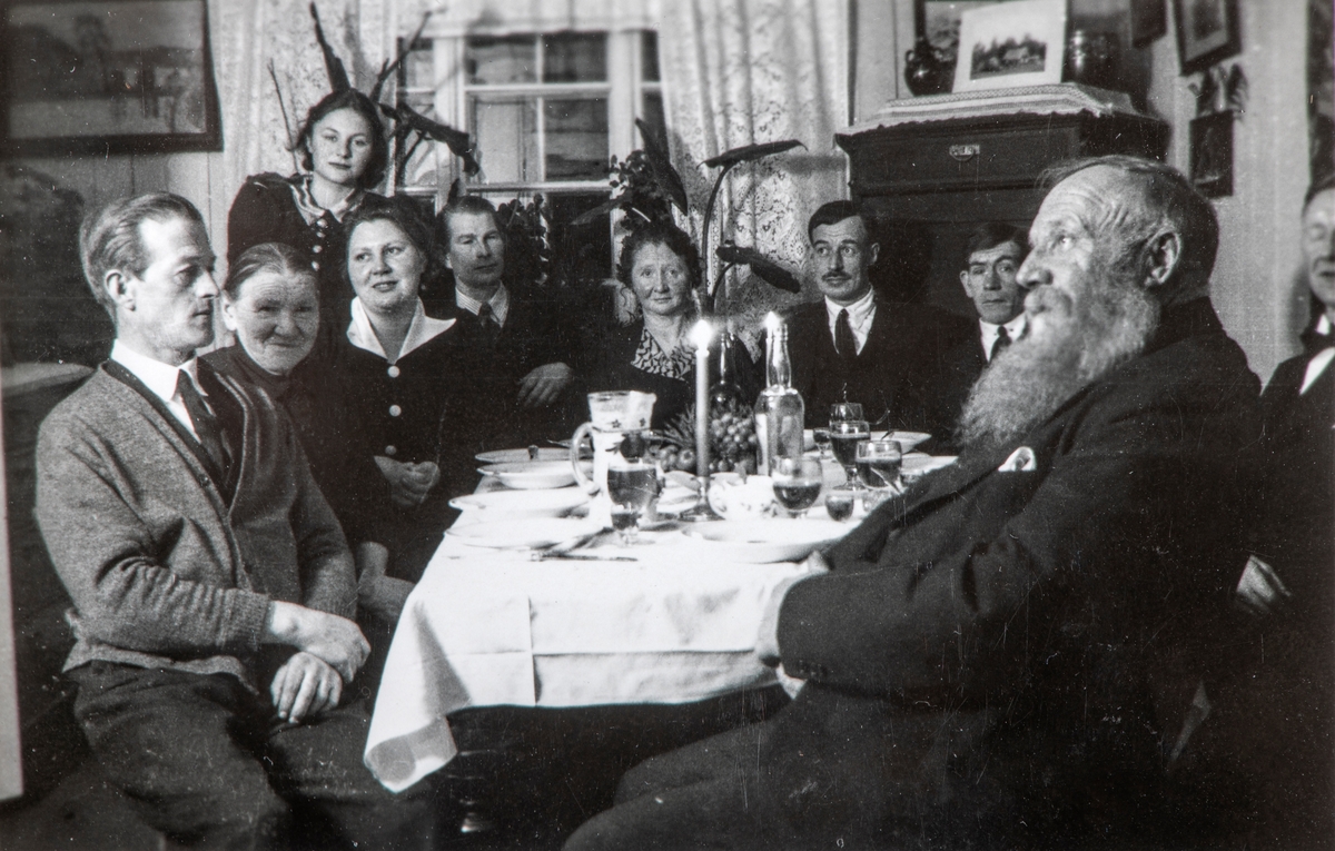 Bilde tatt i anledning av brylluppet til Johan A. Fuglesang og Anna Andersen Nygård den 27. november 1937.
Fra venstre: Kristoffer Kristoffersen, Pauline Fuglesang, Petra Kristoffersen. Stående bak: Ingrid Kristoffersen, Ole Martinsen, Agnes Olstad, Hjalmar Olstad (brudgommens forlover og svorger ) August Andersen Nygård ( brudens forlover og eldste bror) og Anton Fuglesang. 
Bildet er tatt på plassen Fuglesang på Atlungstad gård.
