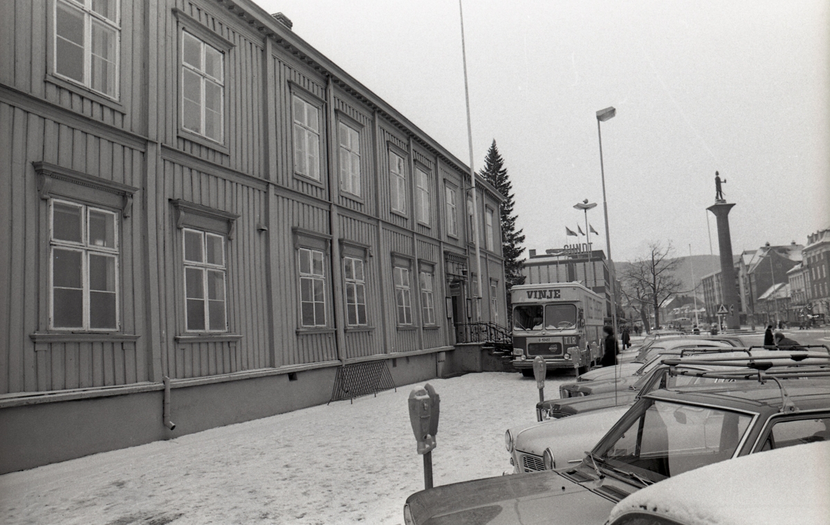 Flyttebil fra Vinjes transport står utenfor Hornemannsgården. Trondheim torg med juletre i bakgrunnen.