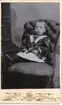 Kabinettsfotografi av en liten pojke som sitter i en Emmafåtölj.