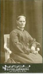 Kabinettsfotografi av en äldre kvinna som sitter på en stol.