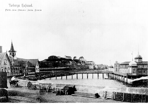 Bild 1: Kolorerat vykort, "Varberg. Fästningen och Kallbadhuset.", Adolf Kindvalls Bokhandel. Utsnitt av bild 2, där även varmbadhuset till vänster är med.
Bild 2: Brevkort, "Varbergs hafsbad".
Bilden är tagen från piren efter 1902 eftersom det nya kallbadhuset till höger är uppfört. Det gamla låg lite längre bort och förstördes i en storm på Annandag jul 1902. I mitten ses Varbergs fästning.