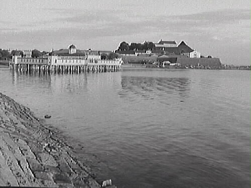 Fästningen och kallbadhuset fotograferat från hamnpiren efter att badhuset under 1996-1997 restaurerats till sitt utseende vid uppförandet 1903.